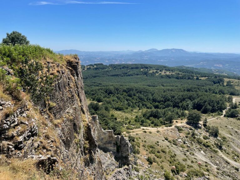 Scopri di più sull'articolo Sasso Simone (e Simoncello), monti particolari dalla genesi rocambolesca