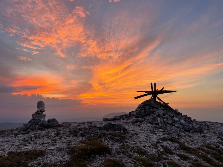 Scopri di più sull'articolo Bivacco Monte Catria: trek al tramonto e all’alba, con notte in tenda