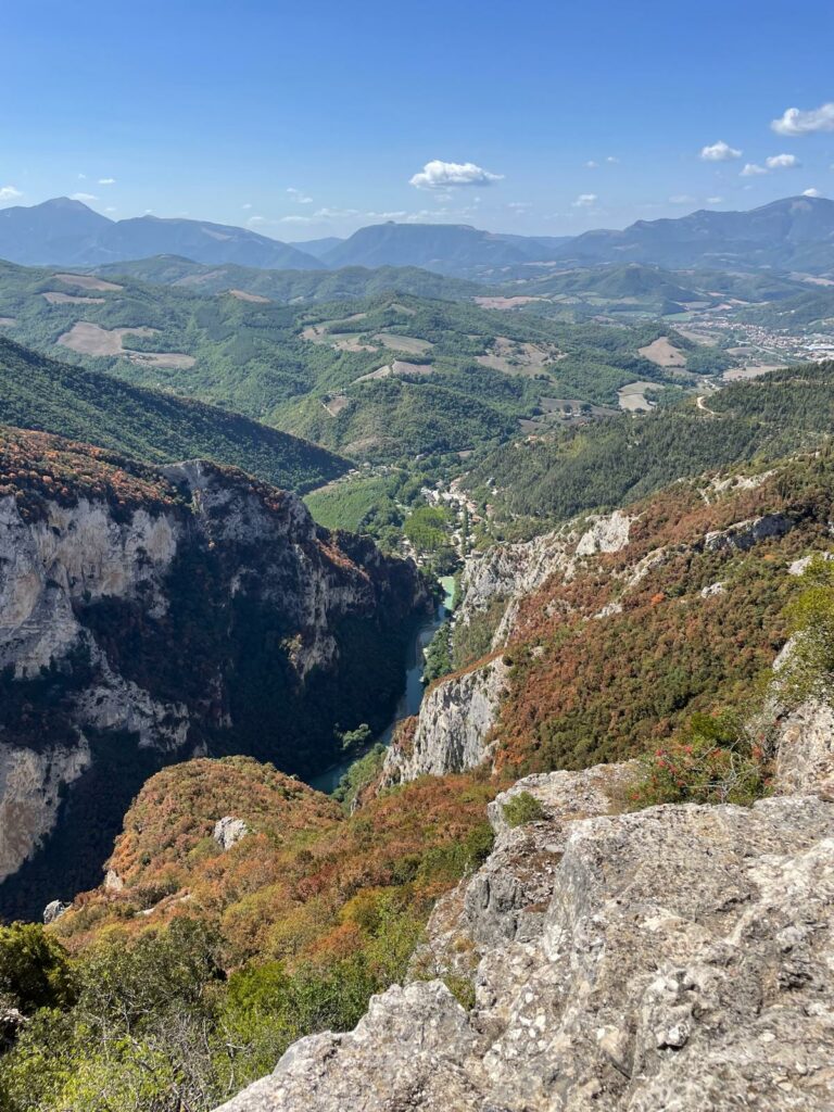 Scopri di più sull'articolo Al Furlo, sul canyon delle aquile